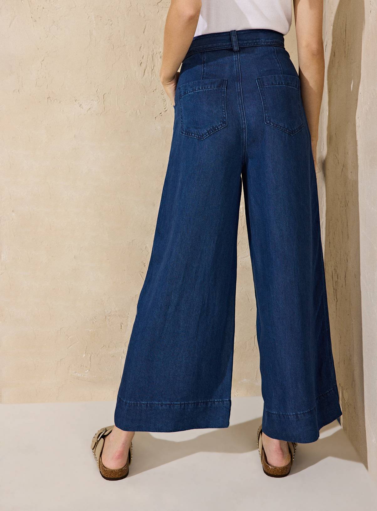 EVERBELLE Dark Washed Denim Cropped Jeans 16 - Image 4